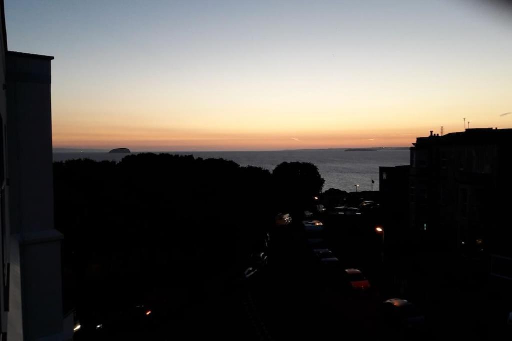 Modern Apartment With Stunning Sea View เวสตัน-ซูเปอร์-แมร์ ภายนอก รูปภาพ